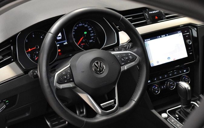 Volkswagen Passat cena 104700 przebieg: 129977, rok produkcji 2019 z Nieszawa małe 379